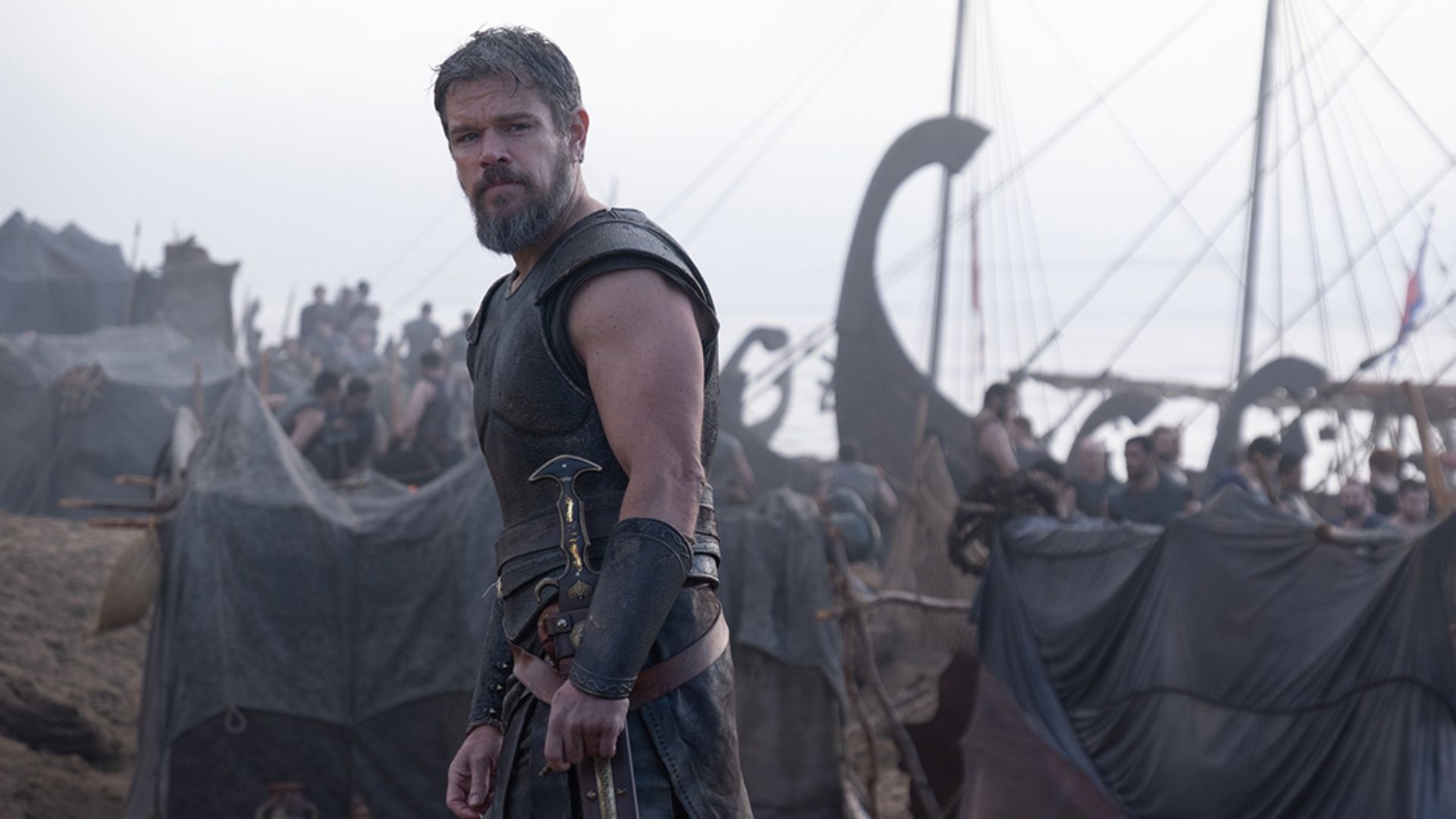 Matt Damon como Odiseo frente a una flota de barcos en The Odyssey.